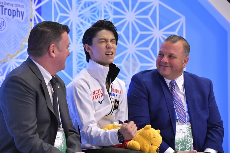 プーさんを手にガッツポーズを決める羽生結弦　©Getty Images