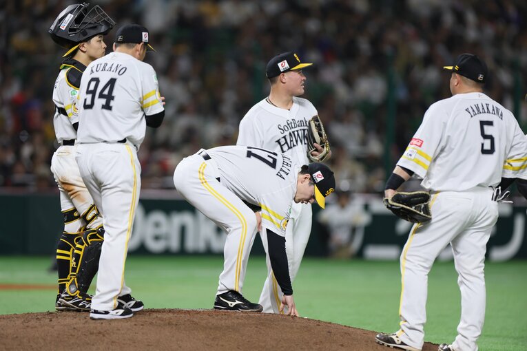 3月28日のロッテ戦、6回に勝ち越しを許した有原航平に集まるソフトバンクナイン　©JIJI PRESS