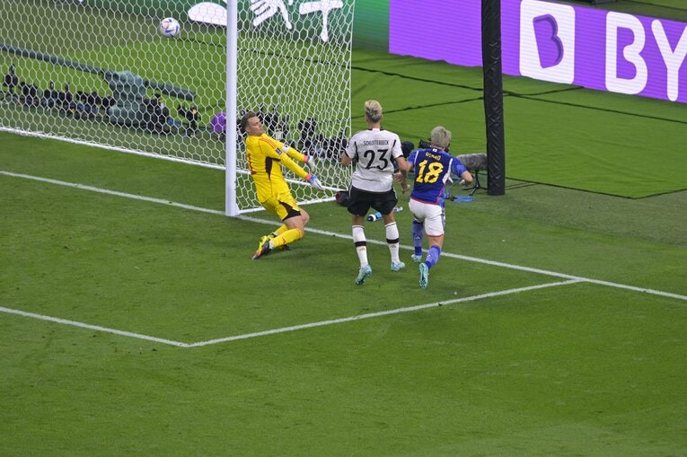 上から浅野の「ニア上ぶち抜き弾」（2枚目／3）©Koki Nagahama/JMPA