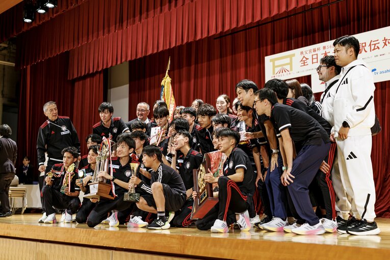 第56回全日本大学駅伝、表彰式での國學院大チーム　©Kiichi Matsumoto