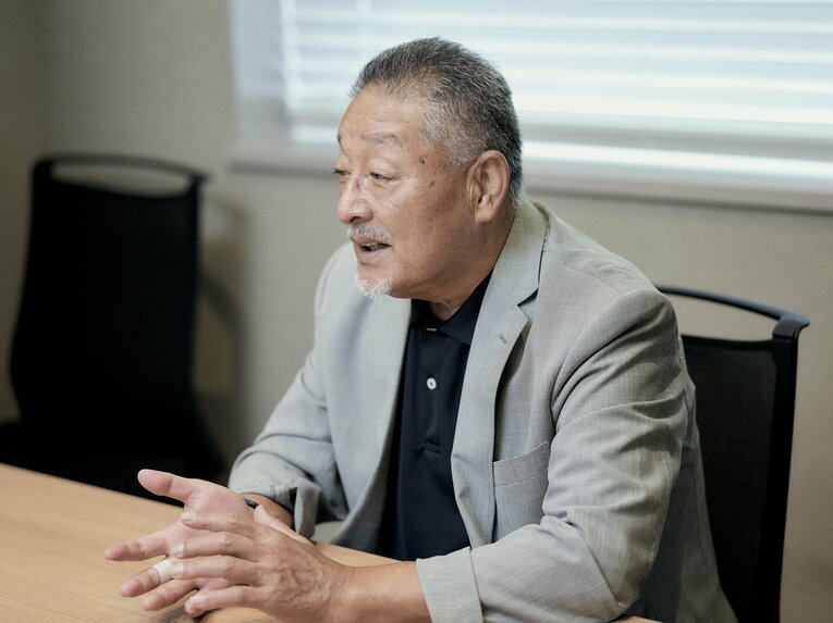 インタビューに応じる杉浦享　©Yuki Suenaga