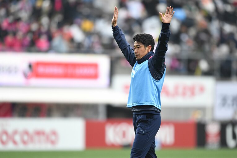 2月18日のセレッソ大阪vs.アルビレックス新潟のハーフタイム。サポーターのチャントに両手を挙げて応える香川真司