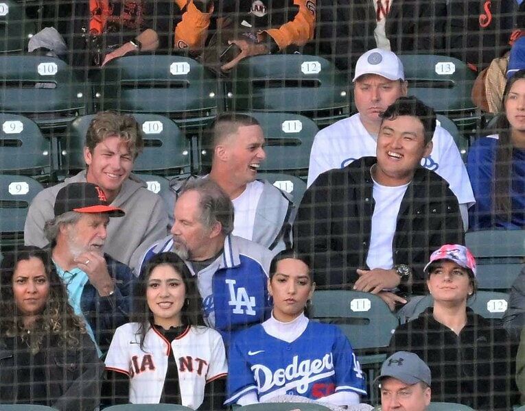 写真は5月。ドジャース大谷翔平の試合を観戦する佐々木麟太郎　©JIJI PRESS