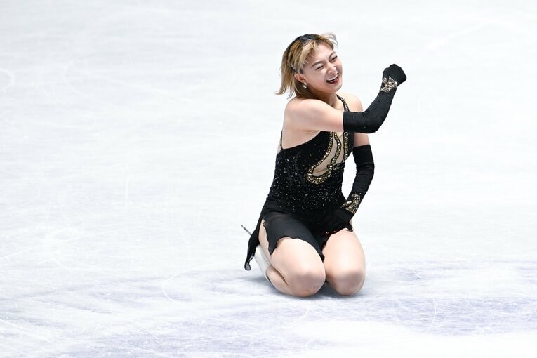 フリーの最後のスピンで体勢を崩し、膝をつきながらアドリブのフィニッシュで苦笑いの坂本花織　©︎Asami Enomoto