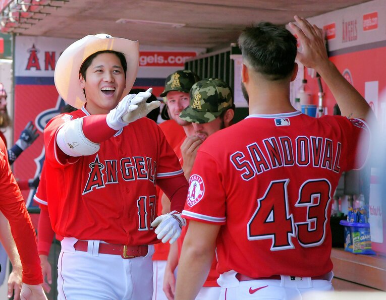 昨シーズン、ホームランを放った大谷はサンドバルを見つけると…　©JIJI PRESS