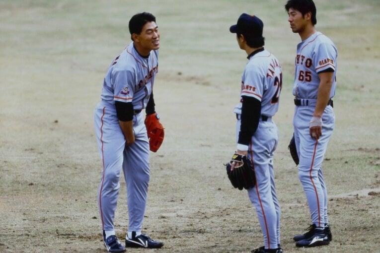 巨人時代の広澤。高橋由伸と談笑　©Hideki Sugiyama