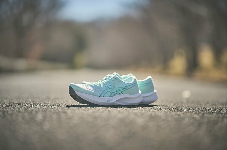 クッション性と安定性を両立した、アシックスの「エボライドスピード」シリーズの新作が登場(1)