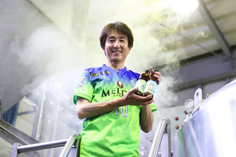 ボトルを持つ岩本さん