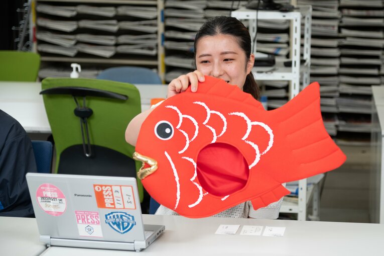 鯛の被り物。小道具は通販サイトでチェックしながら複数購入してイメージとあったものを撮影時に使用するというケースもあるという　©Tadashi Hosoda