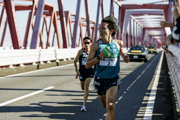 全日本大学駅伝2区での青学大・鶴川と創価大・吉田響の“訳アリ”4年生同士によるデッドヒート　©Kiichi Matsumoto