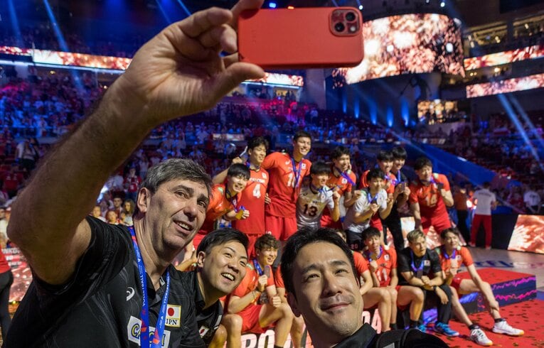 2023年ネーションズリーグの表彰式で、スマホを手に自撮りするフィリップ・ブラン監督（左）。名将との時間は、伊藤（手前）にとっても大きな刺激となった　©︎Foto Olimpik/NurPhoto via Getty Images