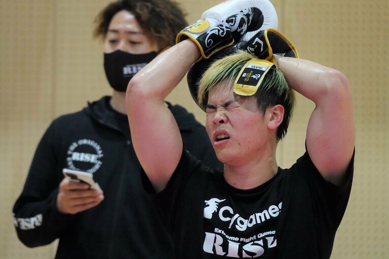 トレーニングの強度の高さに表情をゆがめる場面も　©Koji Fuse