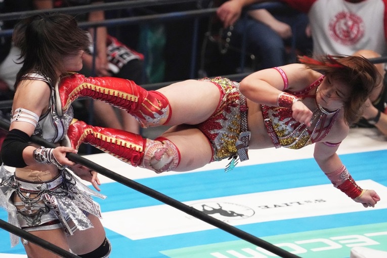 朱里にドロップキックを叩き込むSareee。10月13日、両国国技館　©Masashi Hara