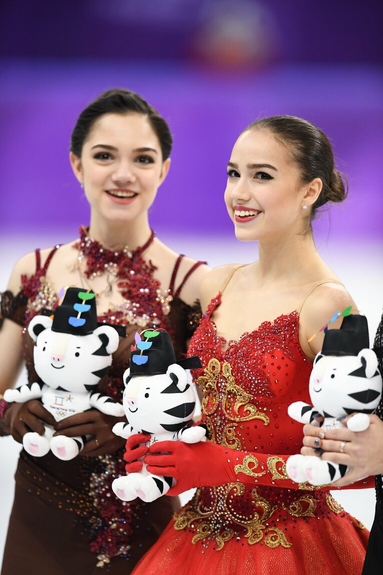 平昌五輪金メダルのザギトワ（右）と銀メダルのメドベデワ（左）©Asami Enomoto/JMPA