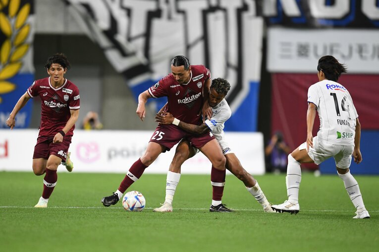 大迫勇也の“半端ないメンタル”が崖っぷちの神戸を蘇らせた…J1残留を争う激闘でカメラマンがとらえた決定的瞬間「PK蹴る気満々だ」(48)