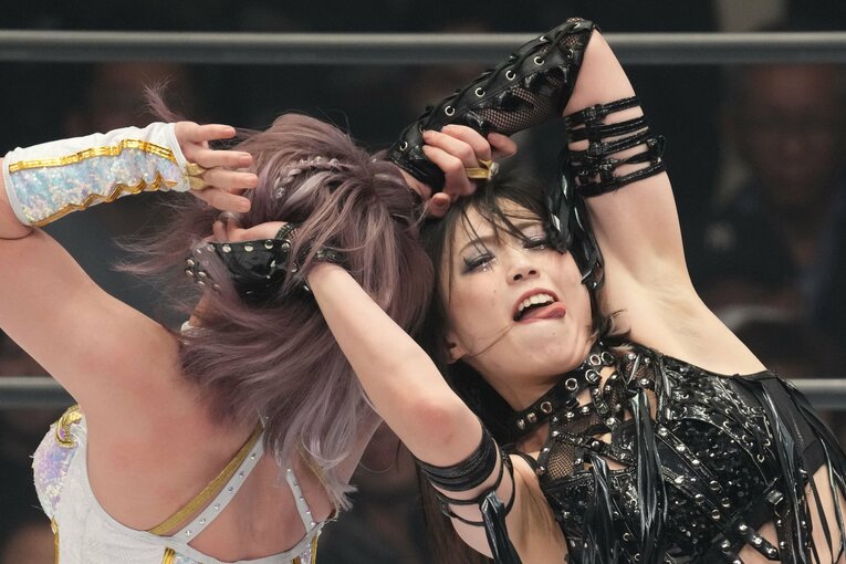 中野たむを攻める上谷沙弥　©Masashi Hara