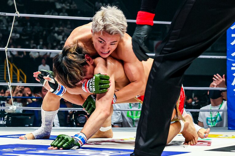 バックからリアネイキッドチョークを狙うYUSHI　©RIZIN FF Susumu Nagao