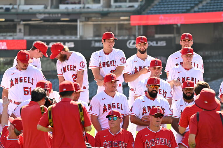 現地時間8月31日、エンゼルスの記念撮影時の大谷　※代表撮影