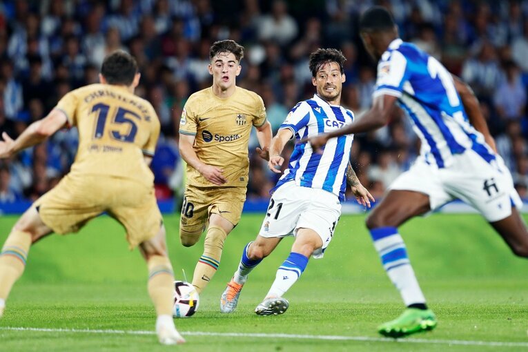 久保建英は「2ケタ得点」狙えるのでは…名手シルバと“精度の差”はあれど、カメラマンが感じたワケ〈バルサ戦好守で同点弾の起点〉(33)