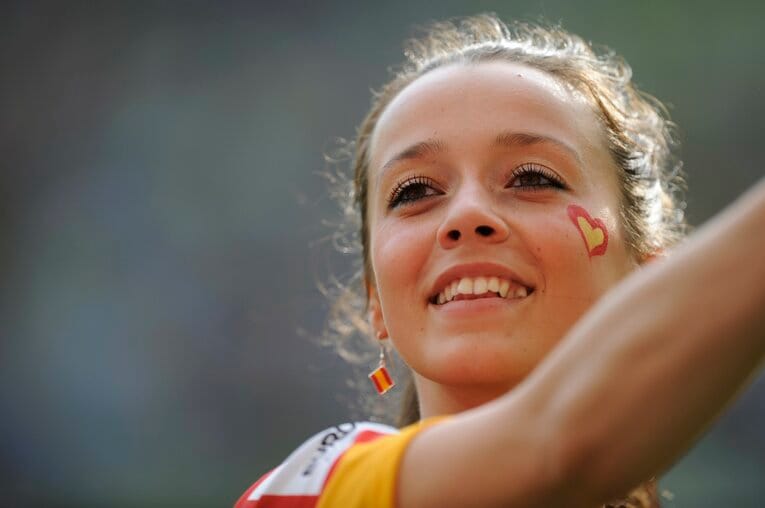 EUROにいた美しい女性サポーターの応援姿（50枚超）　©Sports Graphic Number