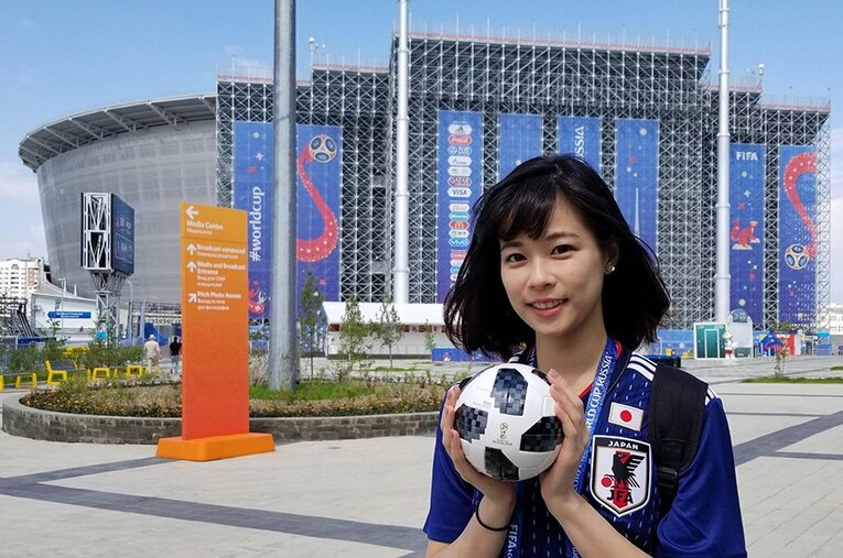 顔に日の丸ペインティングをした鈴木アナ。日本の突破を信じている！ ／ photograph by Yui Suzuki