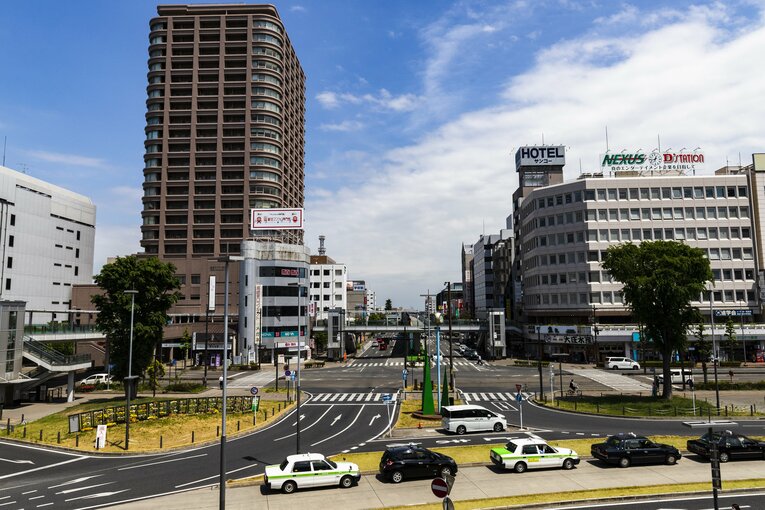 高崎駅東口から国道354号線を歩いて、競馬場の跡地を目指す。駅前にはタワーマンションも