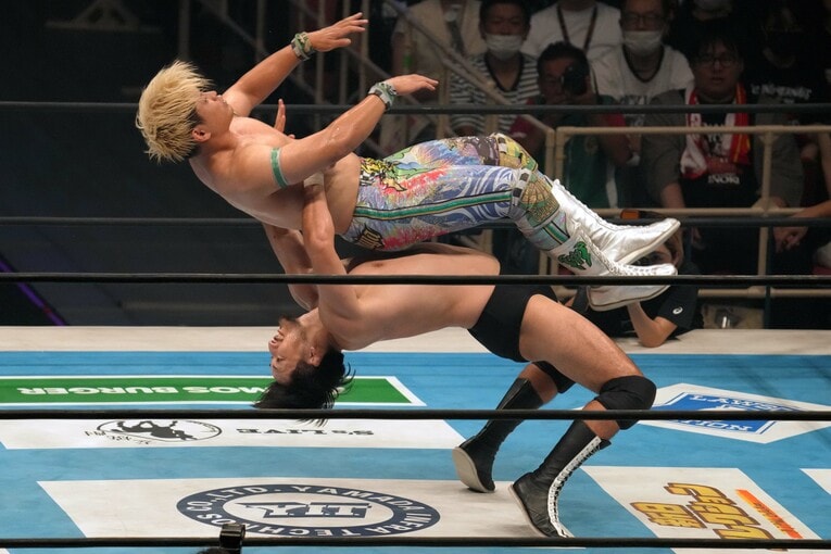 清宮海斗をジャーマンスープレックスで投げる成田蓮