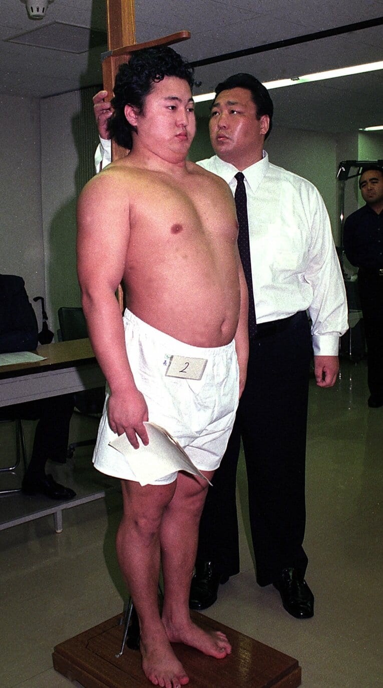 新弟子検査で頭にシリコーンを埋めた舞の海秀平の身長を測定。激痛に耐える舞の海を気遣い、カーソルを少し浮かせていたという　©Getty Images