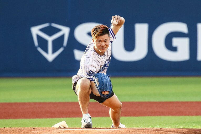 2018年5月22日、横浜スタジアムでの始球式で“トリケラトプス拳”を決める　©Susumu Nagao