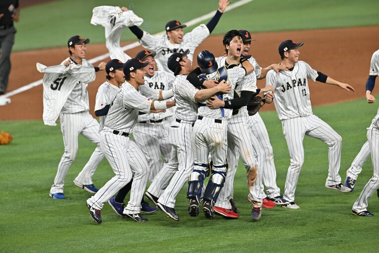 甲斐も含めた3人の輪ができる　©Naoya Sanuki
