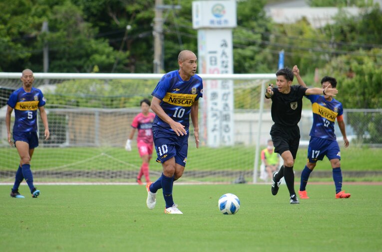 43歳になった今もピッチに立ち続ける　©沖縄SV