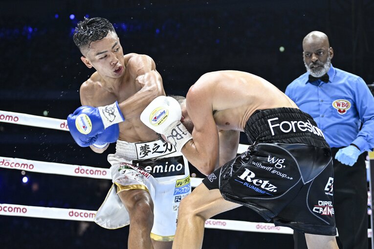 最終12ラウンド、武居由樹はジェイソン・モロニーを仕留めにかかるが…　©Hiroaki Yamaguchi