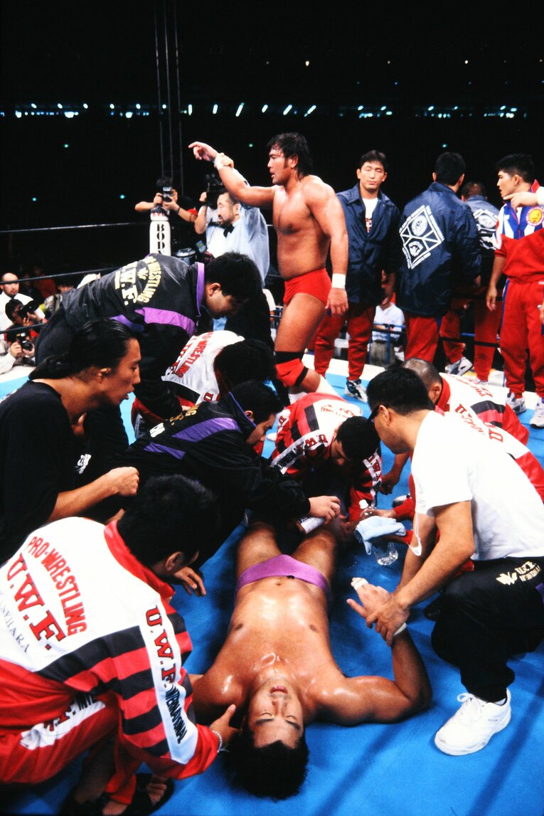 1995年新日本vsUインター全面対抗戦メインイベントの武藤敬司vs高田延彦　©AFLO