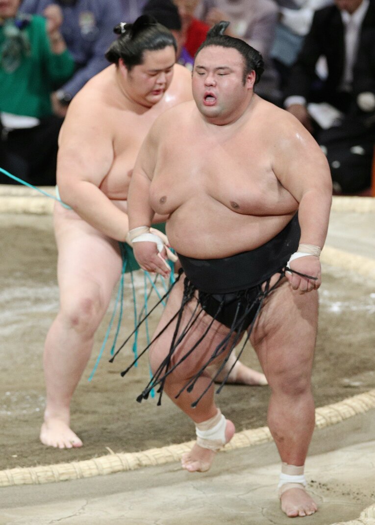 “綱取り”のかかった今場所。9勝6敗に終わった大関貴景勝。写真は11日目、琴ノ若に送り出しで敗れる　©JIJI PRESS