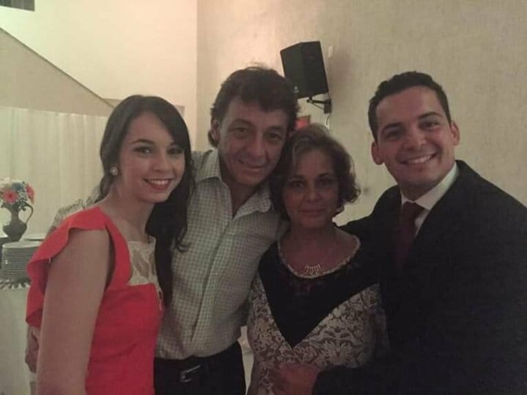 長男、長女を交えた家族写真　※ペレイラ本人提供