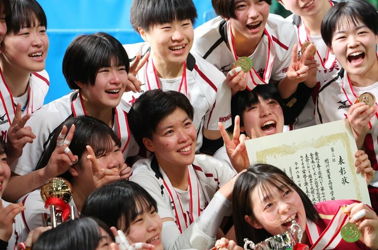 “大エース”笠井季璃（中央）を擁し、3位と躍進した旭川実業高。部内のルールも練習も主体性を持って取り組んできた ／ photograph by Yohei Osada/AFLO SPORT