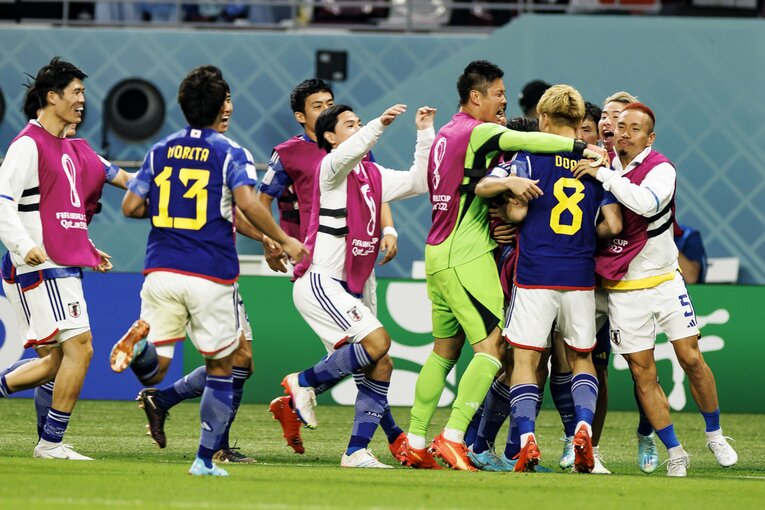 長友が機先を制す　©Kiichi Matsumoto／JMPA