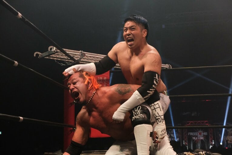 開催と佐久田は互いを傷めつけ合いながら、その表情はイキイキとしていた（クリックすると「この記事の写真」にとびます。流血等の過激な写真を含みますのでご注意ください）　©Norihiro Hashimoto