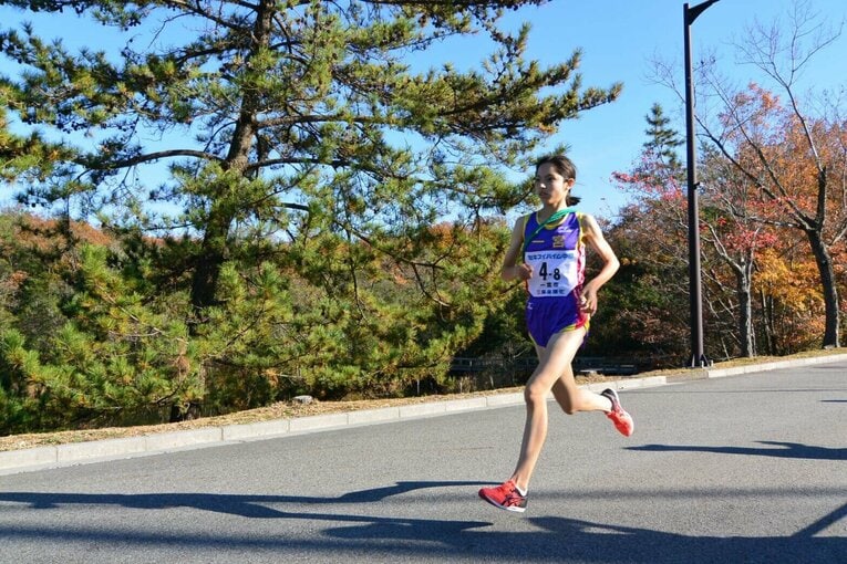 高校時代の國立さん。腕や足など長距離選手とはいえ、細さが目立つ／本人提供