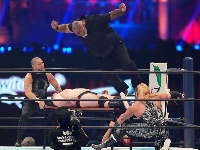 机上でドン・ファレのボディプレスを浴びるウルフアロン　©Essei Hara