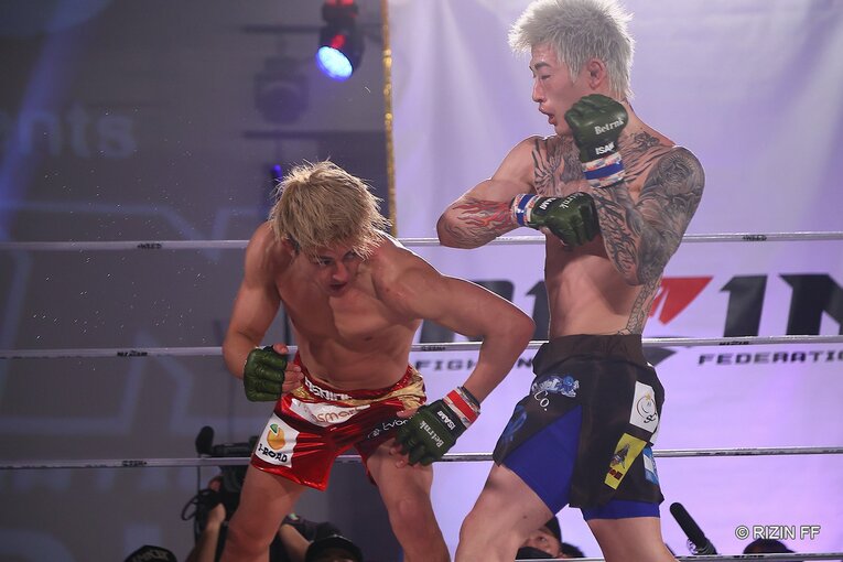 ヒジ打ちも効果的だったが、接近戦は鈴木に組まれやすいというデメリットがあった　©RIZIN FF