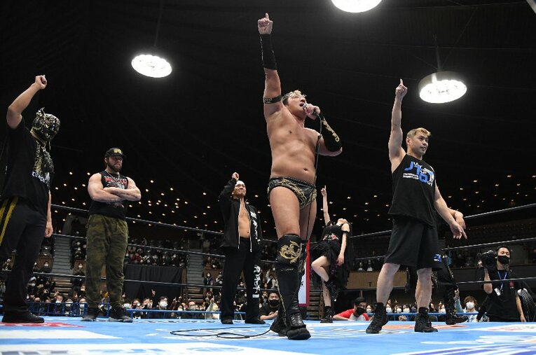 12月19日、最後のタカタイチ興行で「イチバ～ン」の音頭をとるタイチ。葛西純と流血戦を演じた鈴木軍の“ボス”鈴木みのるも感慨深げな表情を浮かべた ／ photograph by Masashi Hara