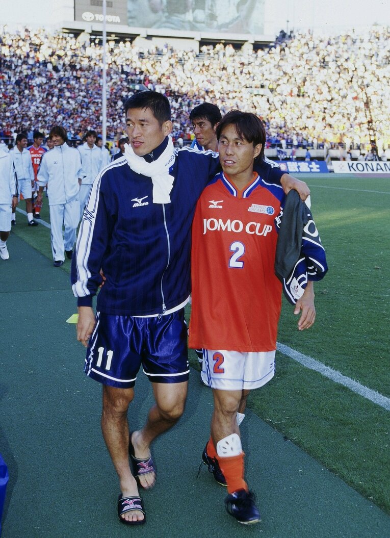 JOMOCUPで三浦知良（左）と肩を組む盧廷潤（1999年撮影）©︎J.LEAGUE