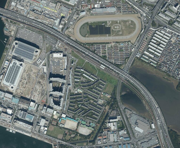 2019年の空中写真。オートレース場は消え、駅前にIKEAができた　出典：国土地理院の空中写真