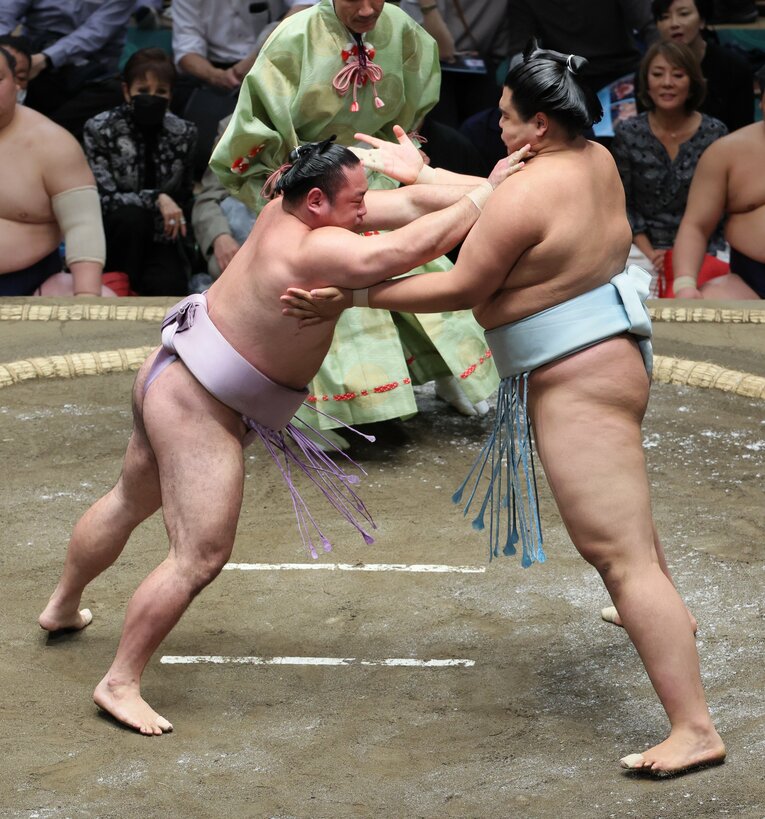 身長204cm、規格外のスケールで注目される北青鵬（右）　©JIJI PRESS