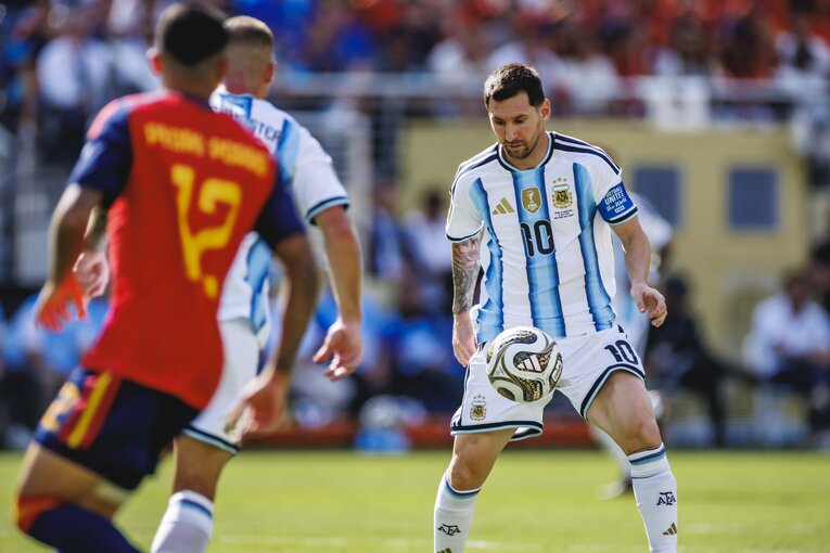 テレビ映像では伝わり切らないアルゼンチンvsスペインの決定的瞬間…写真は右に続きます　©Kiichi Matsumoto/JMPA