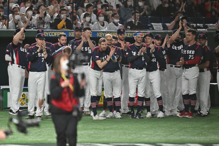 チェコVS日本戦後の一コマ。勝った日本を称えるチェコ選手たち　©Naoya Sanuki