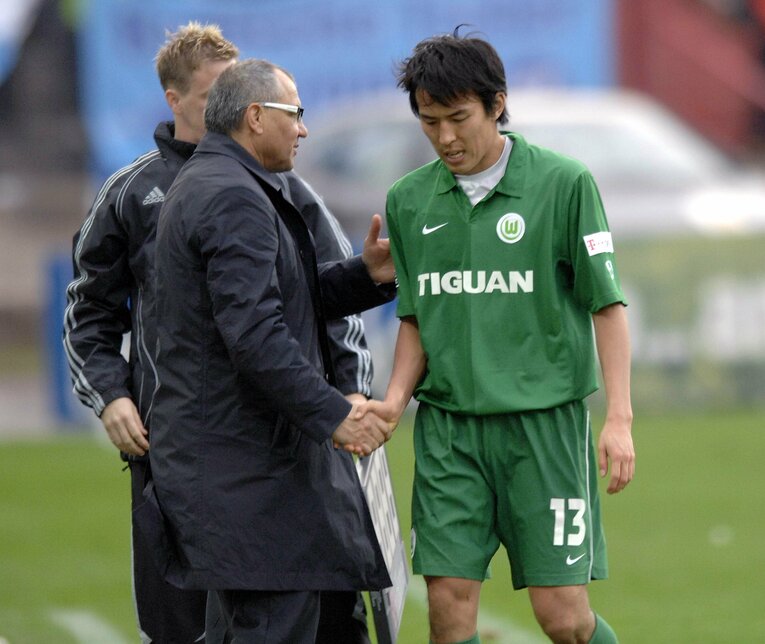 08年、ボルフスブルクに移籍した長谷部（右）とマガト監督（当時）　©AFLO