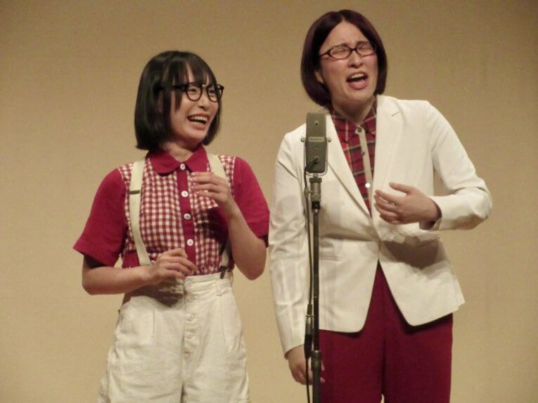 漫才のネタを披露するネバーギブアップ　©本人提供