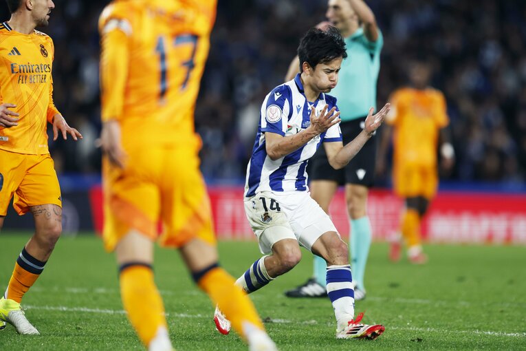 「クボは2回目だぞ！」マドリー名将が不服そうだが久保建英は「あんなのファールじゃないだろ？」とばかりに…“名門の圧vsソシエダの熱”を激写(11)